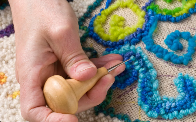 Rug Hooking pattern with hand and hook